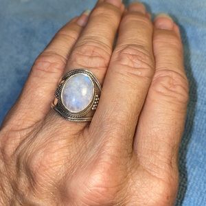 Stunning 925 solid sterling silver rainbow moonstone ring. Size 8